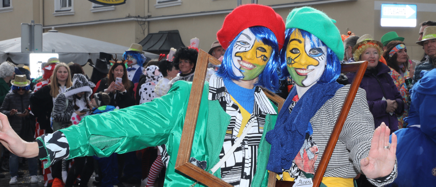 Bild enthält, Adult, Female, Person, Woman, Face, Head, Footwear, Shoe, Handbag, Festival