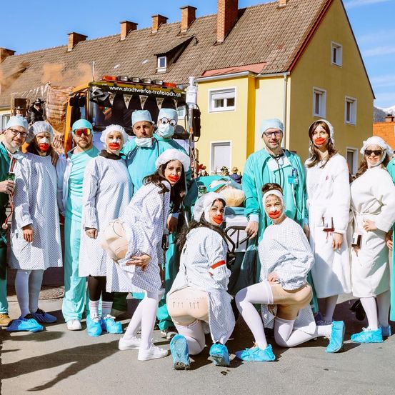 Bild enthält, People, Person, Adult, Female, Woman, Groupshot, Male, Man, Accessories, Glasses