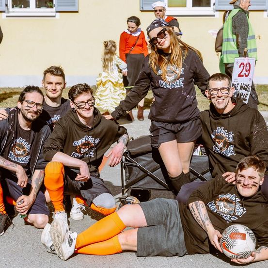 Bild enthält, Rugby Ball, People, Person, Coat, Adult, Female, Woman, Shorts, Groupshot, Glasses