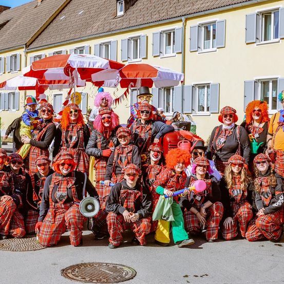 Bild enthält, People, Person, Clothing, Pajamas, Adult, Male, Man, Festival, Celebrating, Baton