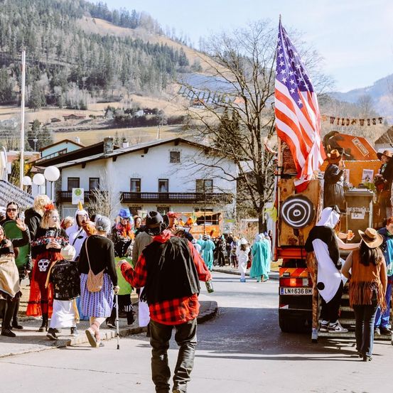 Bild enthält, People, Person, Adult, Male, Man, Outdoors, Countryside, Nature, Urban, E-scooter