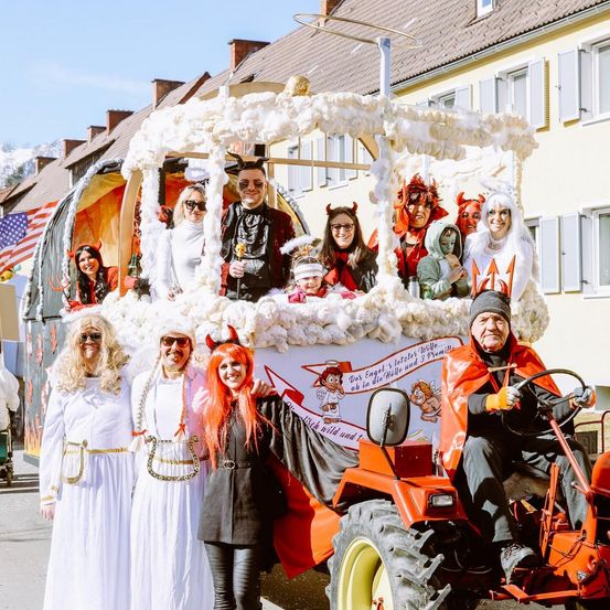 Bild enthält, Festival, Adult, Female, Person, Woman, Bride, Glove, Face, Wheel, Lawn Mower