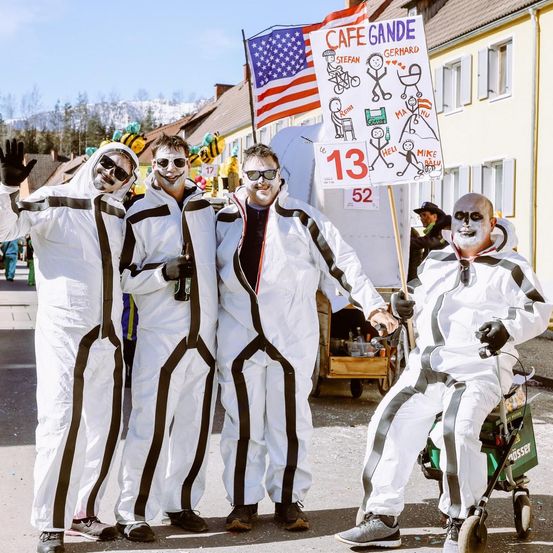 Bild enthält, People, Person, E-scooter, Vehicle, Adult, Male, Man, Glove, Sword, Glasses