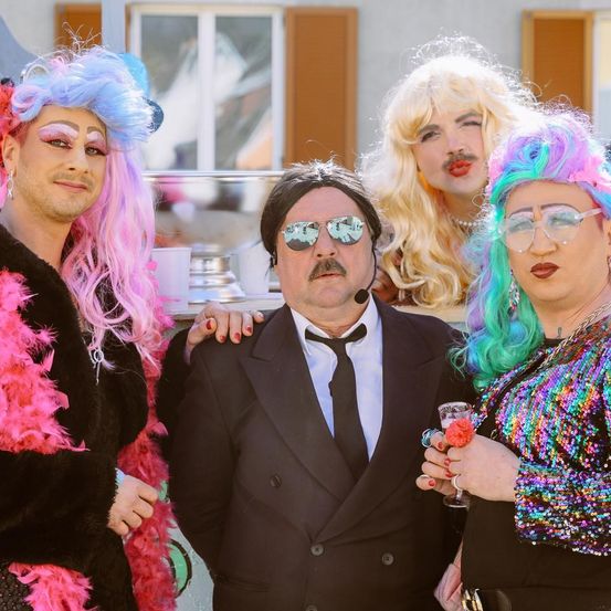 Bild enthält, Adult, Female, Person, Woman, Face, Hair, Sunglasses, Suit, Perfume, Festival