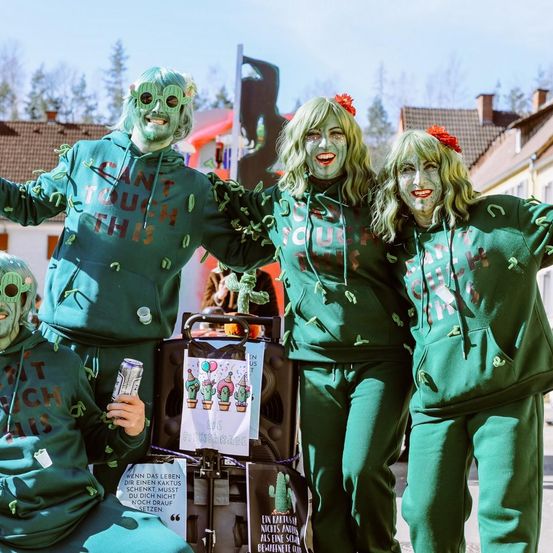 Bild enthält, Adult, Female, Person, Woman, Festival, Clothing, Coat, Face, Halloween, Shoe