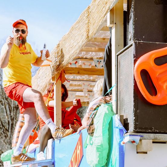 Bild enthält, Adult, Female, Person, Woman, Helmet, Clothing, Shorts, Baseball Cap, Cap, Hat