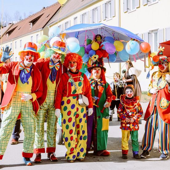 Bild enthält, People, Person, Adult, Female, Woman, Glove, Bride, Balloon, Pants, Face
