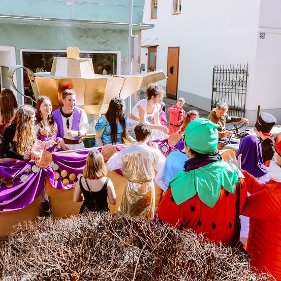 Bild enthält, People, Person, Adult, Female, Woman, Festival, Male, Man