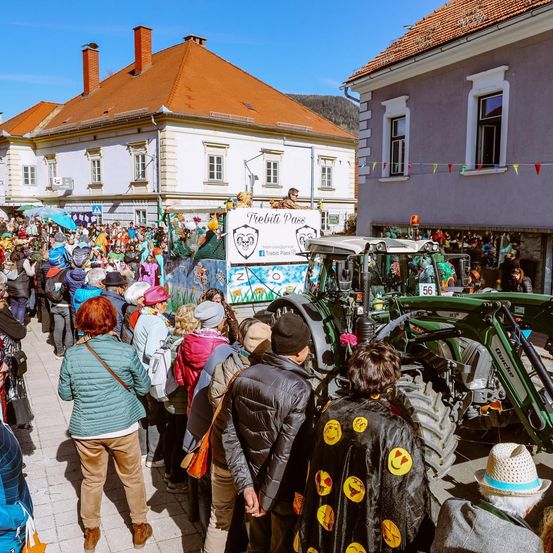 Bild enthält, People, Person, Adult, Female, Woman, Urban, Handbag, Male, Man, Helmet
