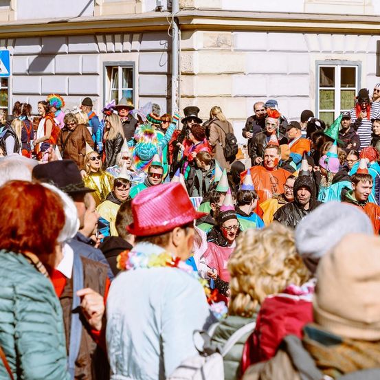 Bild enthält, Adult, Female, Person, Woman, People, Male, Man, Parade, Handbag, Tie