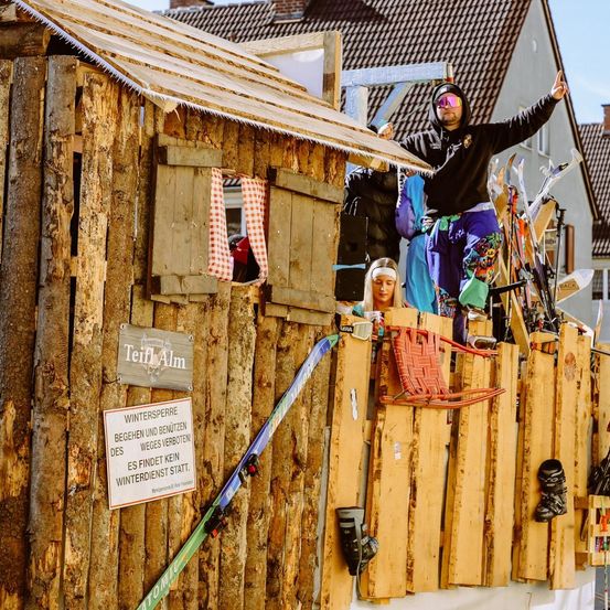 Bild enthält, Wood, Outdoors, Shelter, Adult, Female, Person, Woman, Hut, Nature, Interior Design