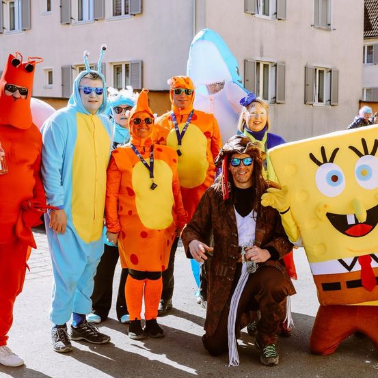 Bild enthält, Hoodie, Glove, Adult, Male, Man, Person, Festival, Glasses, Halloween, Coat