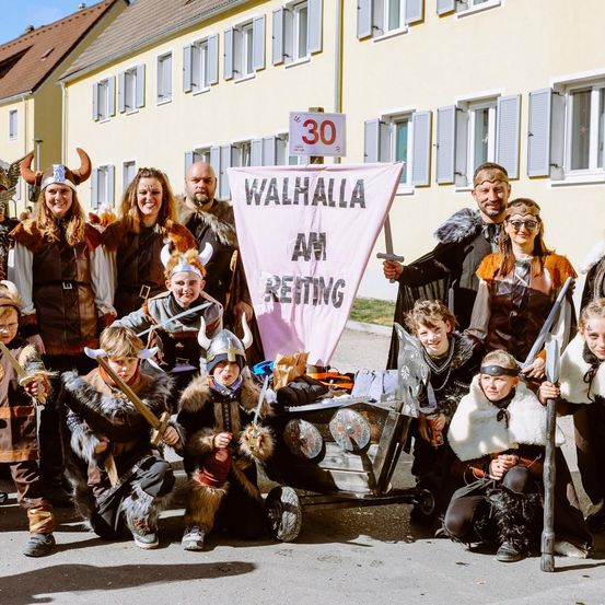 Bild enthält, People, Person, Sword, Weapon, Spear, E-scooter, Transportation, Vehicle, Groupshot, Festival