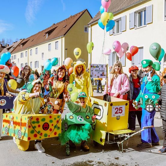 Bild enthält, People, Person, Adult, Female, Woman, Balloon, Parade
