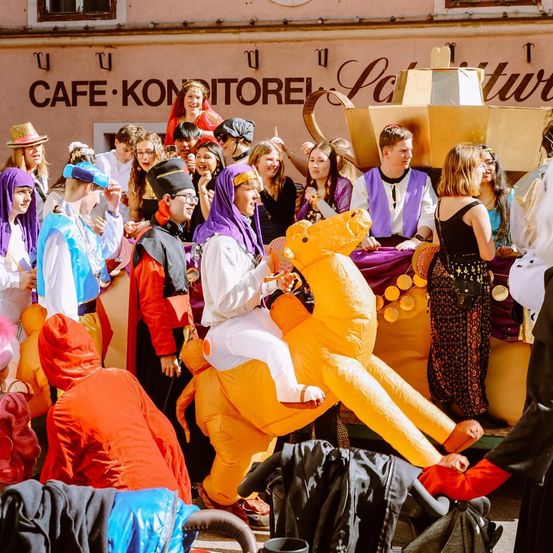 Bild enthält, Adult, Female, Person, Woman, People, Boy, Male, Teen, Celebrating, Festival