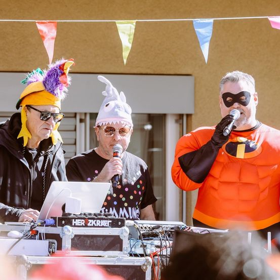 Bild enthält, People, Person, Adult, Male, Man, Microphone, Glove, Glasses, Laptop, Hat