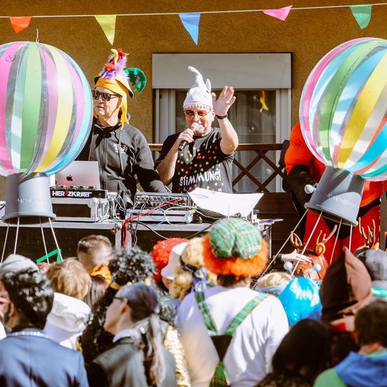 Bild enthält, People, Person, Adult, Male, Man, Female, Woman, Celebrating, Boy, Child