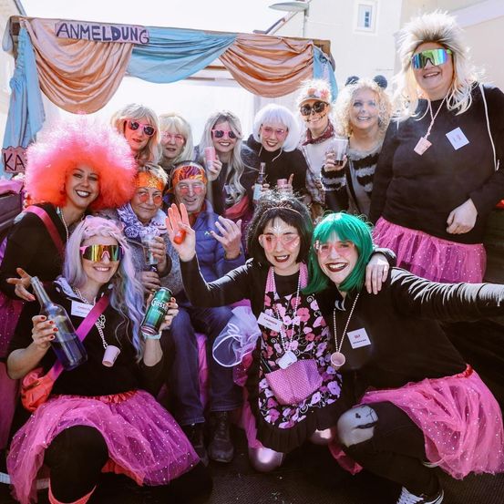 Bild enthält, Adult, Female, Person, Woman, Festival, Face, Sunglasses, Glasses, Halloween, Beer