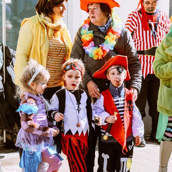 Bild enthält, People, Person, Adult, Female, Woman, Costume, Male, Man, Child, Girl