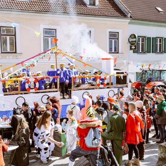 Bild enthält, People, Person, Adult, Female, Woman, Male, Man, Parade, Celebrating