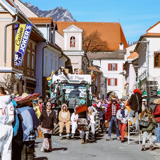 Bild enthält, Urban, Person, Adult, Male, Man, Shoe, Handbag, Bride, Female, Woman