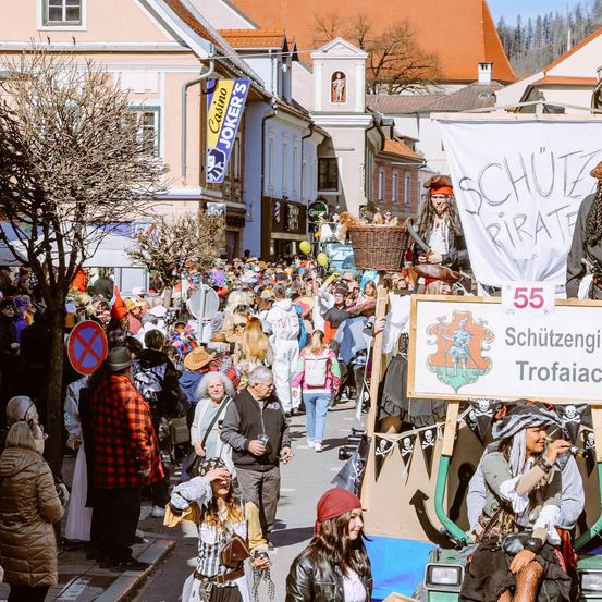 Bild enthält, People, Person, Glove, Parade, Handbag, Adult, Male, Man, Dog, Hat