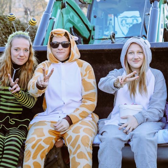 Bild enthält, People, Person, Adult, Female, Woman, Hoodie, Pajamas, Face, Head, Groupshot