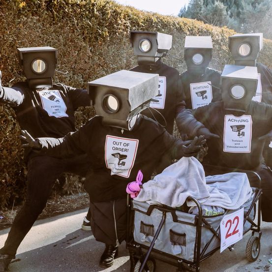 Bild enthält, Clothing, Glove, Adult, Male, Man, Person