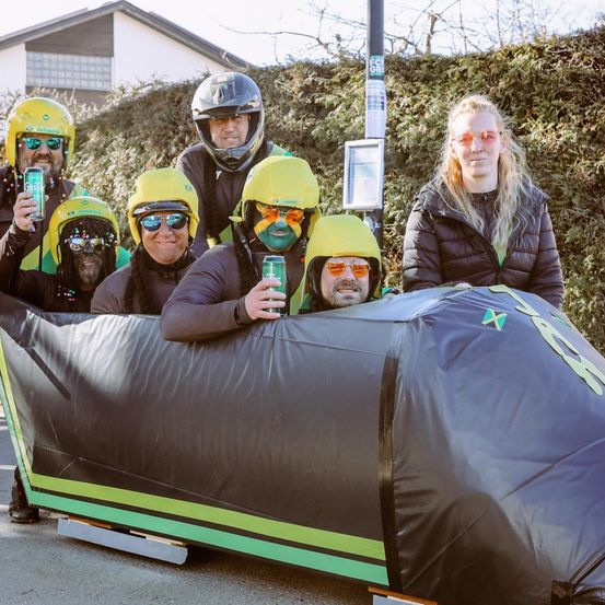 Bild enthält, Adult, Male, Man, Person, Female, Woman, Sword, Helmet, Face, Can