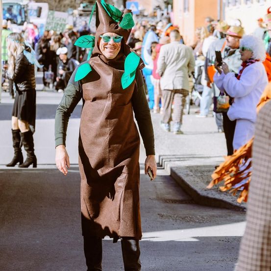 Bild enthält, Costume, Person, People, Lady, Bag, Handbag, Coat, Overcoat, Urban, Shoe