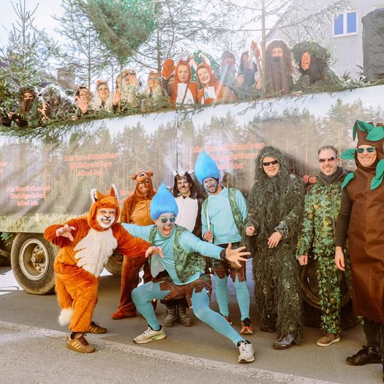 Bild enthält, People, Person, Groupshot, Adult, Female, Woman, Male, Man, Coat, Face