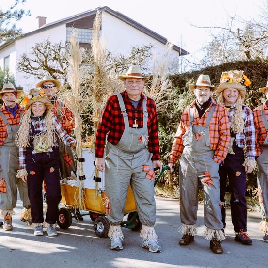 Bild enthält, People, Person, Adult, Male, Man, Groupshot, Pants, Female, Woman, Worker