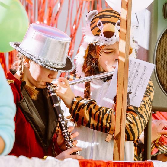 Bild enthält, People, Person, Musical Instrument, Electronics, Speaker, Adult, Female, Woman, Balloon