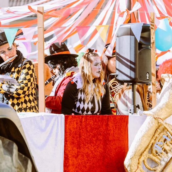 Bild enthält, Group Performance, Music Band, Musical Instrument, Performer, Person, People, Adult, Female, Woman, Horn