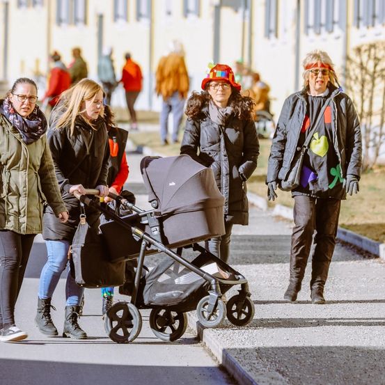 Bild enthält, E-scooter, Coat, Jacket, Adult, Male, Man, Person, Glove, Walking, Scarf