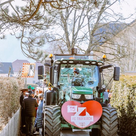 Bild enthält, Adult, Male, Man, Person, Bumper, Bulldozer, Tractor, Wheel, Coat, Tire