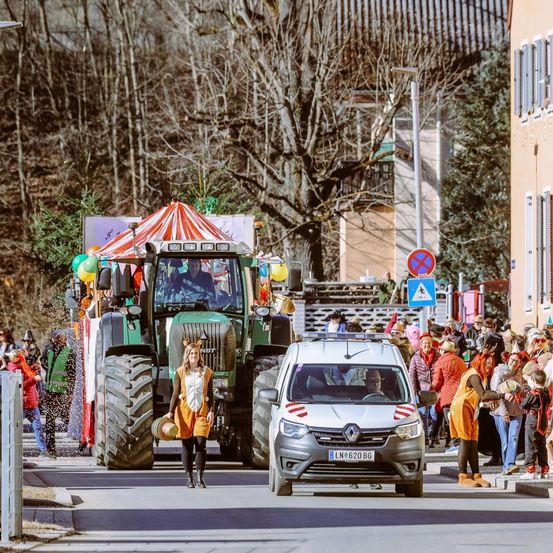 Bild enthält, Urban, Parade, Person, Volleyball, Volleyball (Ball), Car, Vehicle, Worker, Face, Shoe