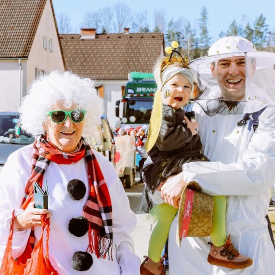Bild enthält, People, Person, Clothing, Scarf, Head, Face, Festival