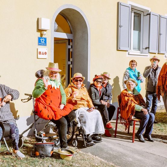 Bild enthält, Adult, Female, Person, Woman, People, Male, Man, Coat, Shoe, Glasses