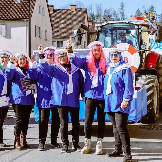 Bild enthält, People, Person, Groupshot, Adult, Male, Man, Worker, Coat, Face, Glasses