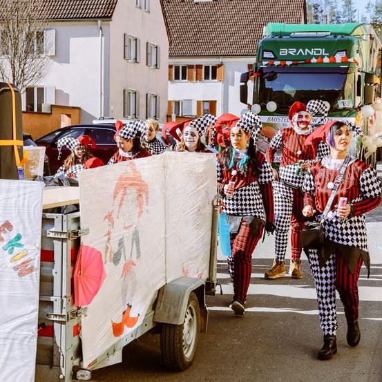 Bild enthält, People, Person, Adult, Female, Woman, Machine, Wheel, Clothing, Pants