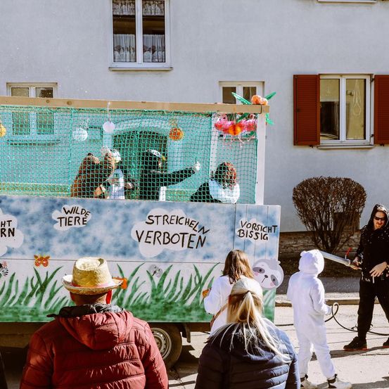 Bild enthält, Adult, Male, Man, Person, People, Female, Woman, Clothing, Footwear, Shoe