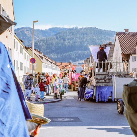 Bild enthält, People, Person, Urban, Adult, Male, Man, City, Hat, Nature, Village