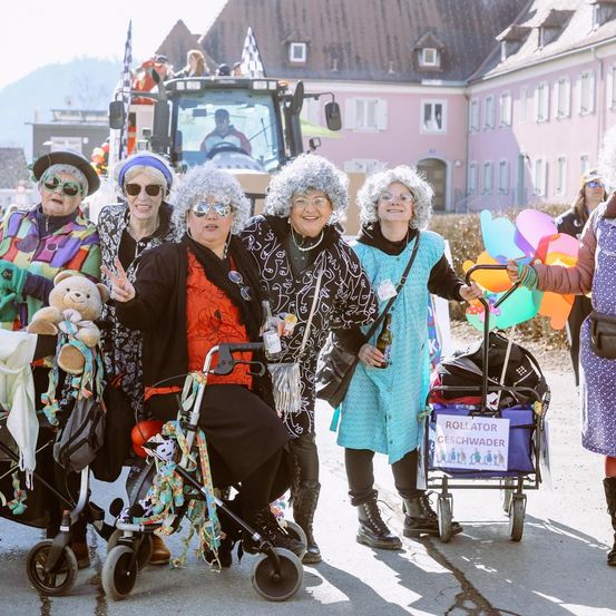 Bild enthält, E-scooter, Adult, Female, Person, Woman, People, Festival, Necklace, Glasses, Sword