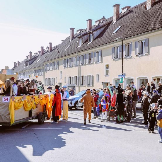 Bild enthält, People, Person, Bag, Handbag, Footwear, Shoe, Housing, Glove, Hat, College
