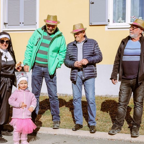 Bild enthält, People, Person, Pants, Hat, Adult, Male, Man, Coat, Jeans, Jacket