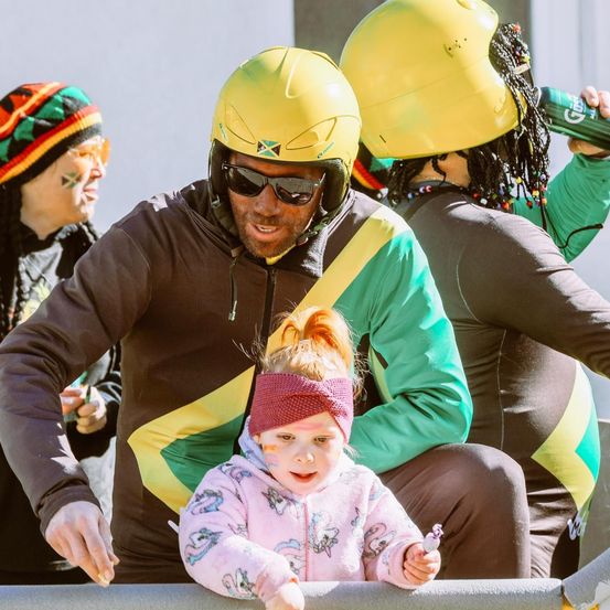 Bild enthält, People, Person, Face, Head, Portrait, Baby, Helmet, Adult, Male, Man