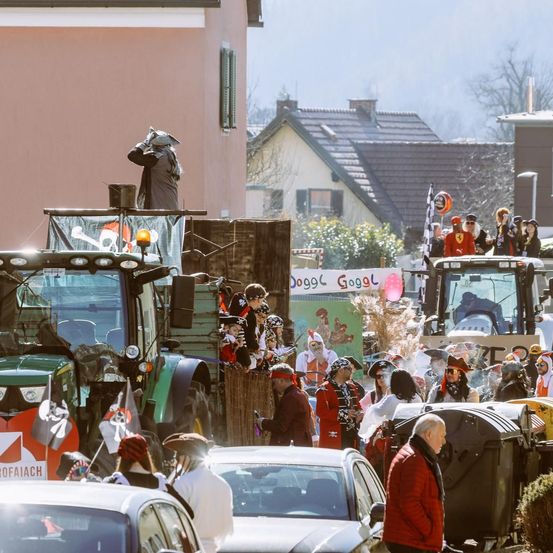 Bild enthält, Person, Urban, Car, Vehicle, People, Accessories, Glasses, Clothing, Glove, City