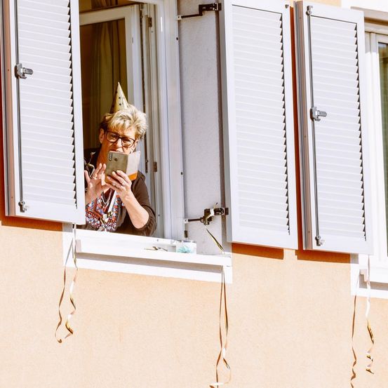 Bild enthält, Window, Home Decor, Glasses, Adult, Male, Man, Person, Curtain, Face, Head