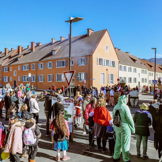 Bild enthält, People, Person, Coat, Adult, Male, Man, Urban, Car, Glasses, Shoe